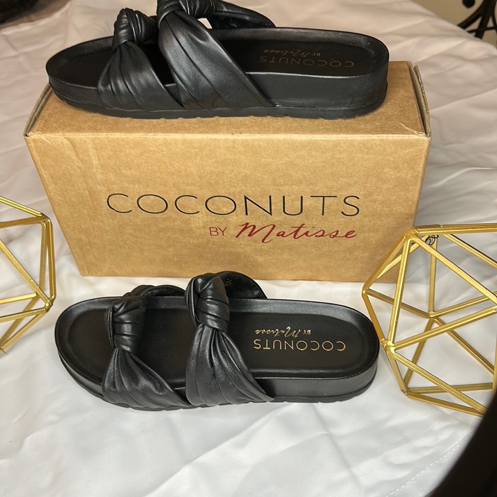 Coconuts by Matisse blk slides. NWT